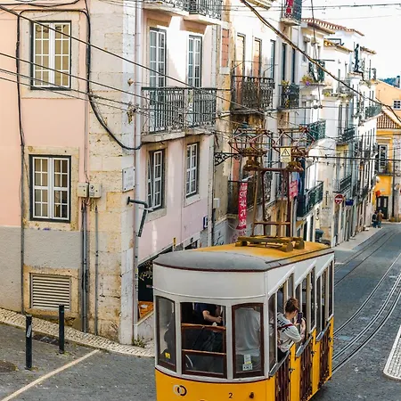 Lejlighed Be Modern & Spacious With A Private Patio! On Bica Funicular Street - Lis Downtown *