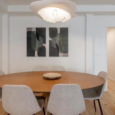 Modern With A Private Patio On Bica Funicular Street - Lisbon Downtown