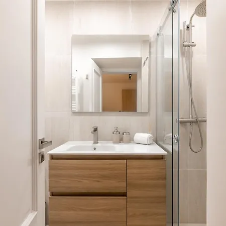 Be Modern & Spacious With A Private Patio! On Bica Funicular Street - Lis Downtown Apartmán Lisboa