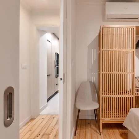 Apartmán Be Modern & Spacious With A Private Patio! On Bica Funicular Street - Lis Downtown *