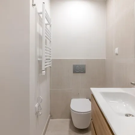 Apartmán Be Modern & Spacious With A Private Patio! On Bica Funicular Street - Lis Downtown *