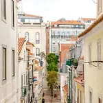 شقة Be Modern & Spacious With A Private Patio! On Bica Funicular Street - Lis Downtown Lisboa