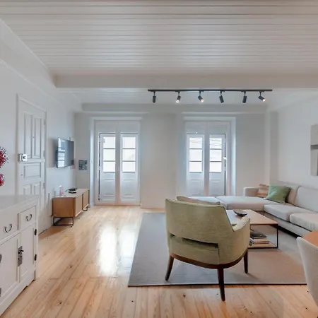 Апартаменты Be Modern & Spacious With A Private Patio! On Bica Funicular Street - Lis Downtown Лиссабон
