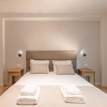 Be Modern & Spacious With A Private Patio! On Bica Funicular Street - Lis Downtown Лиссабон