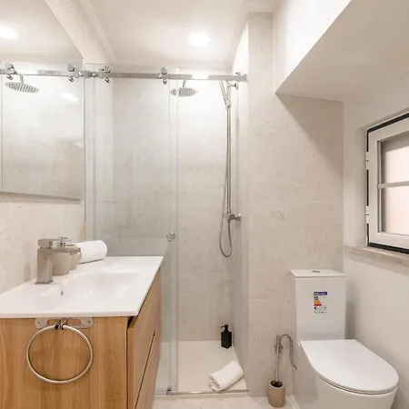 Be Modern & Spacious With A Private Patio! On Bica Funicular Street - Lis Downtown Лиссабон