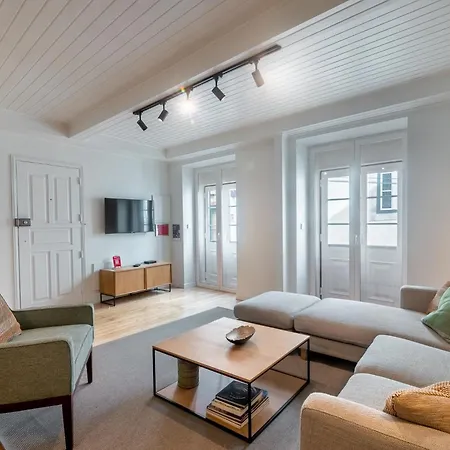 Апартаменты Be Modern & Spacious With A Private Patio! On Bica Funicular Street - Lis Downtown Лиссабон