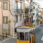 아파트 Be Modern & Spacious With A Private Patio! On Bica Funicular Street - Lis Downtown *